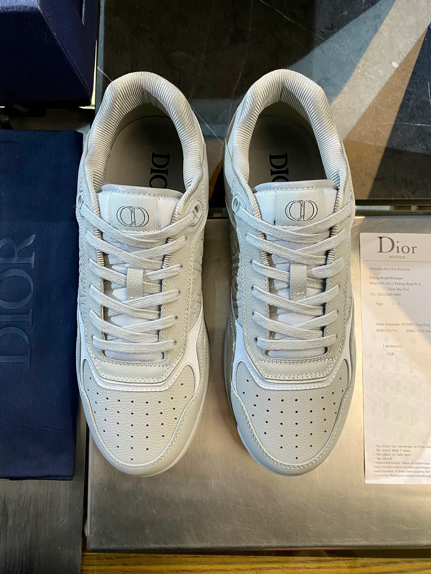 💰780 Dior| New B27 style for men and women ♞size; women 35~40, men 38~47 B27 is so handsome! The best and most eye-catching Dior wear is B27. The combination is invincible. It is versatile for everyday use and you don’t have to choose any combination. B27 feels comfortable on your feet. If you like this simple and elegant color scheme, you must buy it.